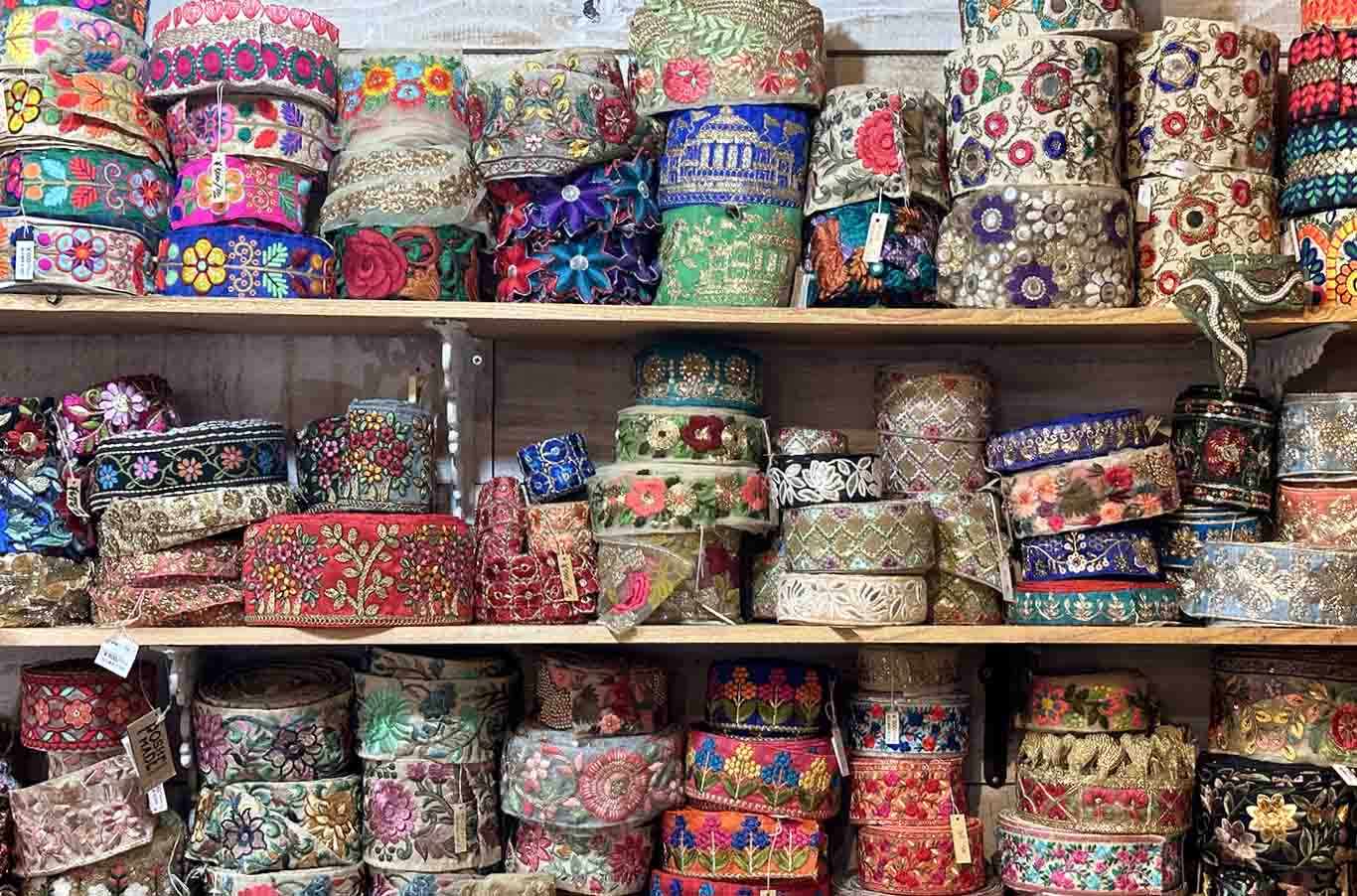 ザッパ村内Burano Zappa店頭に並ぶ異国情緒あふれるリボンの画像