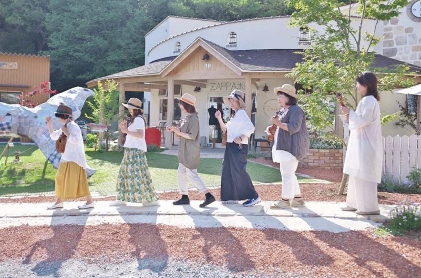 姫路市石倉にある姫路から「しあわせ」を届けるザッパ村で楽しげに働く正社員の姿