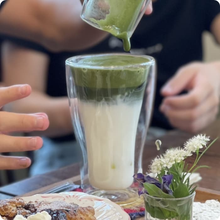 姫路市石倉にある姫路から「しあわせ」を届けるザッパ村内、カフェharappa（ハラッパ）の定番メニュー抹茶ラテの写真