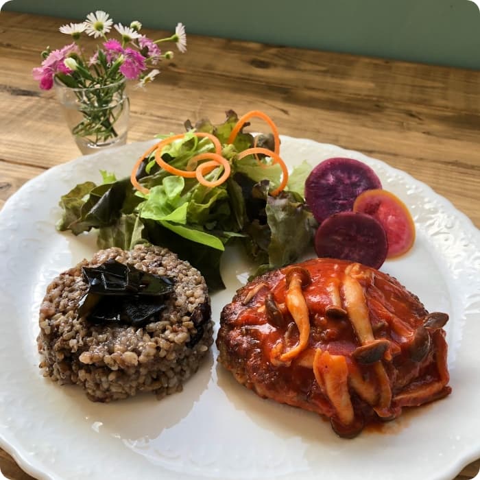 姫路市石倉にある姫路から「しあわせ」を届けるザッパ村内、からだに優しいオーガニック・無添加にこだわるカフェko.no.mi（このみ）の定番メニュー酵素玄米のランチプレートの写真