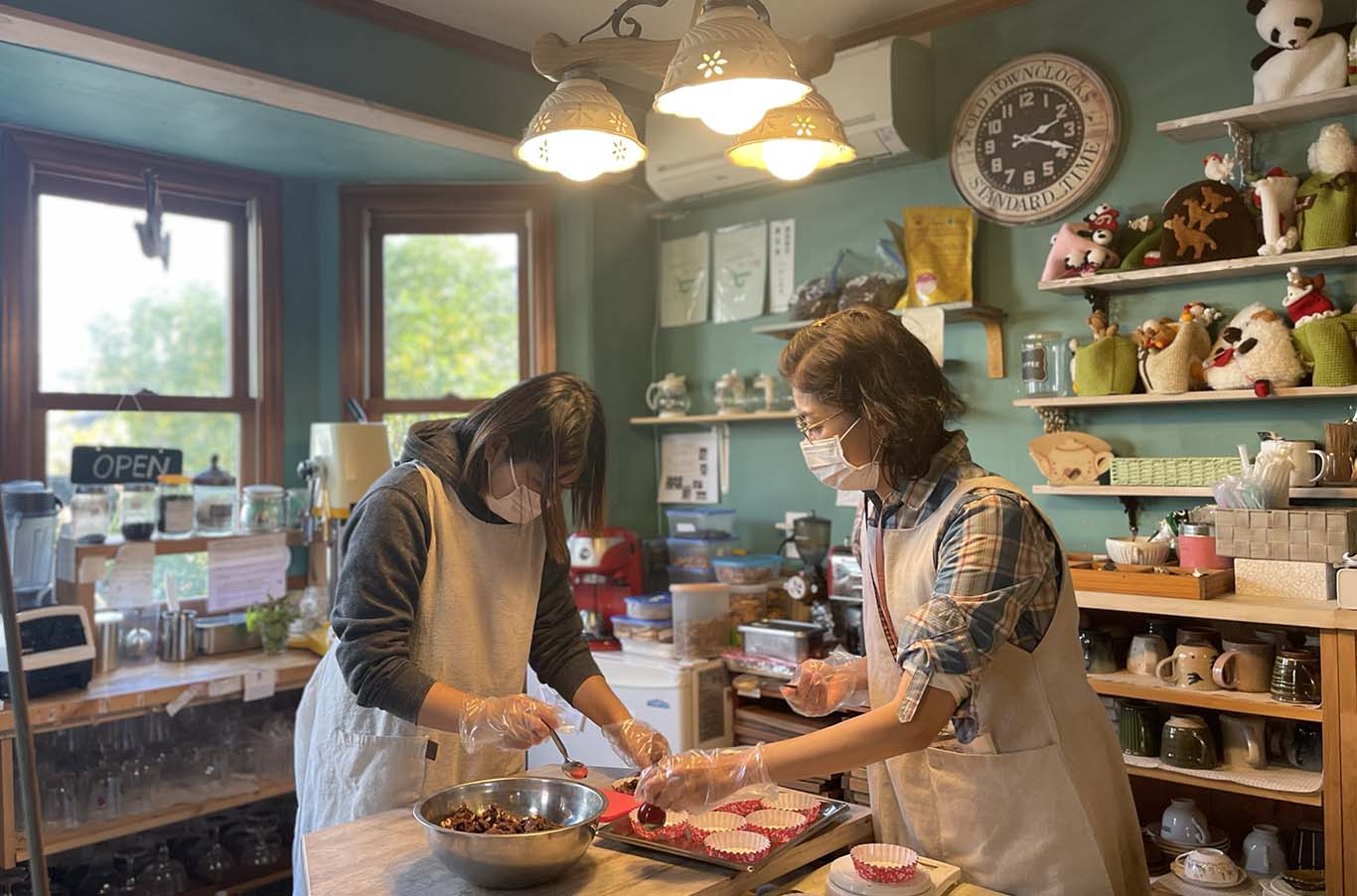 姫路市石倉にある姫路から「しあわせ」を届けるザッパ村内の就労継続支援B型施設てこぽこで働く施設利用者の様子